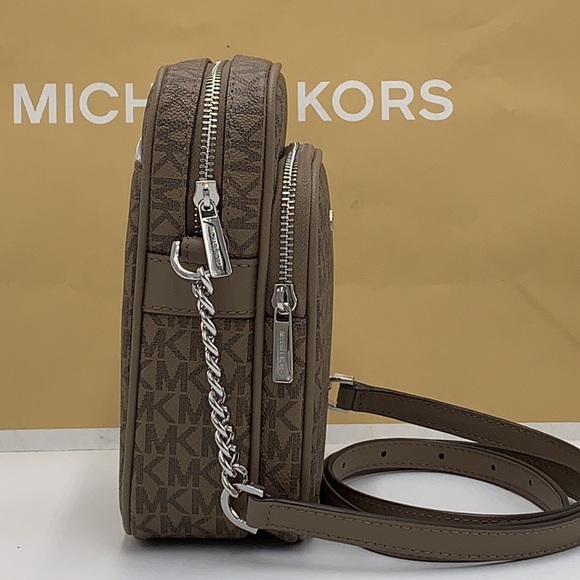 MICHAEL KORS
Jet Set Travel Medium Signature Logo Crossbody Bag
COLOR DUST - Picture 6 of 14